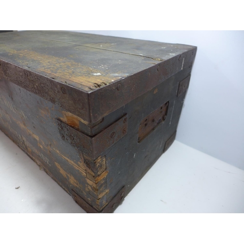 432 - AN EARLY 20TH CENTURY GREEN PAINTED MILITARY STORAGE BOX BELONGING TO 1436 RIFLEMAN R.WILSON OF F CO... 