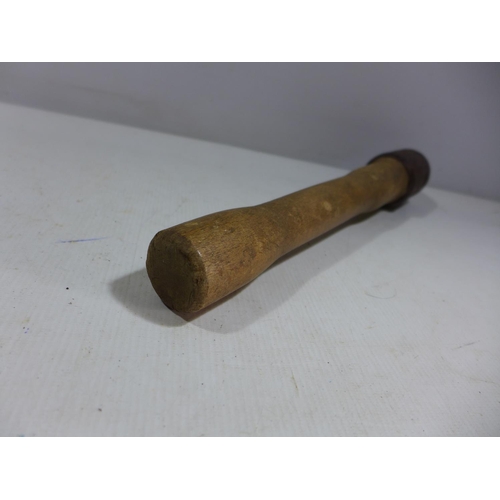 443 - AN EARLY 20TH CENTURY GERMAN PRACTICE STICK GRENADE, LENGTH 36CM