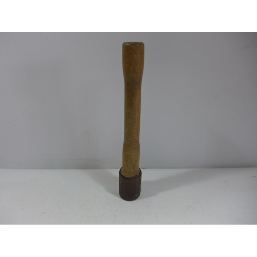 443 - AN EARLY 20TH CENTURY GERMAN PRACTICE STICK GRENADE, LENGTH 36CM