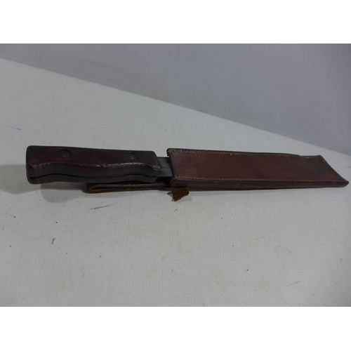 447 - A BRITISH MID 20TH CENTURY COMMANDO ISSUE MACHETE AND LEATHER SCABBARD, 36CM BLADE, LENGTH 50CM