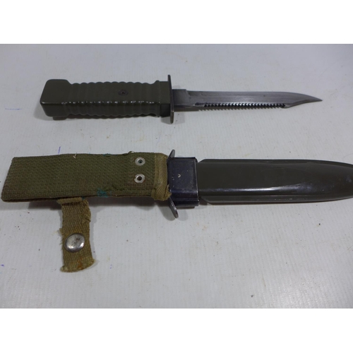 448 - A U.S.A. MID 20TH CENTURY M8A1 FIGHTING KNIFE AND SCABBARD, 16.5CM BLADE, LENGTH 31CM