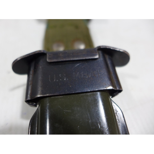 448 - A U.S.A. MID 20TH CENTURY M8A1 FIGHTING KNIFE AND SCABBARD, 16.5CM BLADE, LENGTH 31CM