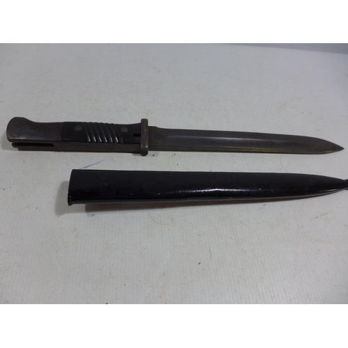 450 - A NAZI GERMANY WORLD WAR II S84/98 BAYONET AND SCABBARD, 22.5CM BLADE, LENGTH 41CM