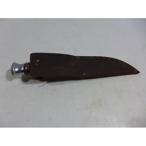 456 - A SHEFFIELD MADE KNIFE AND LEATHER SCABBARD, 10CM BLADE, LENGTH 23CM