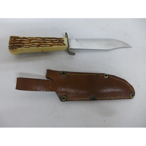 461 - A HUNTING KNIFE AND LEATHER SCABBARD, 13CM BLADE, LENGTH 25CM