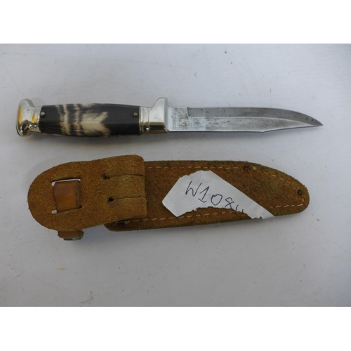 462 - A HUNTING KNIFE AND LEATHER SCABBARD, 11CM BLADE, LENGTH 22CM