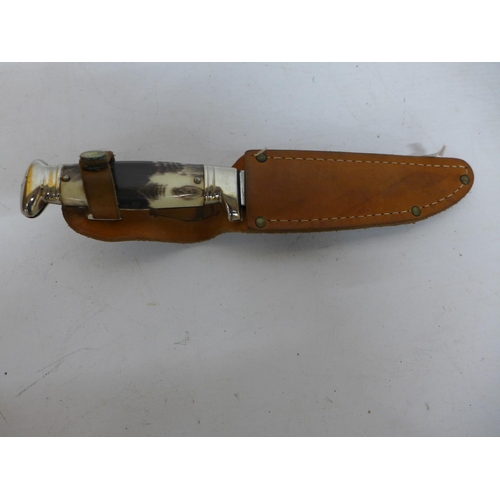 462 - A HUNTING KNIFE AND LEATHER SCABBARD, 11CM BLADE, LENGTH 22CM