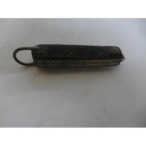 467 - A MILITARY ISSUE WORLD WAR II JACK KNIFE BEARING DATE 1944