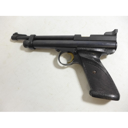 476 - A CROSMAN .22 CALIBRE CO2 POWERED PISTOL, 19.5CM BARREL, SERIAL NUMBER 5B10811, LENGTH 28CM