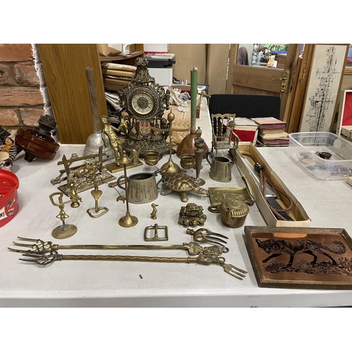 914 - A LARGE QUANTITY OF BRASSWARE TO INCLUDE AN ORNATE MANTLE CLOCK, TOASTING FORKS, ANIMALS, ETC