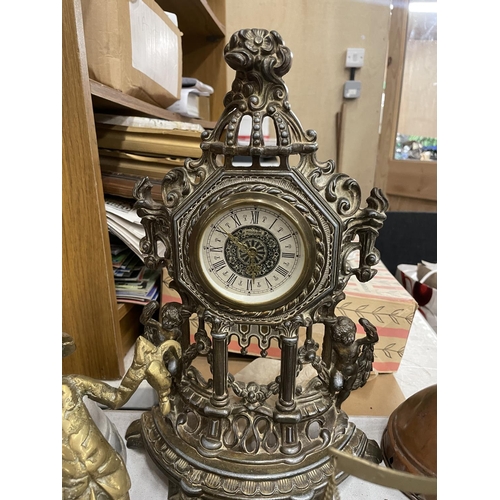 914 - A LARGE QUANTITY OF BRASSWARE TO INCLUDE AN ORNATE MANTLE CLOCK, TOASTING FORKS, ANIMALS, ETC