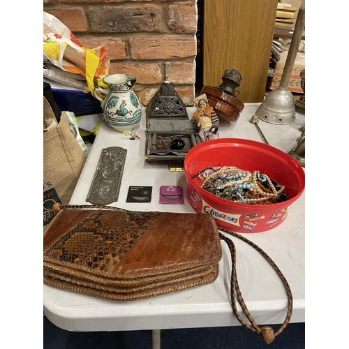 915 - A MIXED LOT TO INCLUDE COSTUME JEWELLERY, A VINTAGE LEATHER BAG, TWO SILVER JUBILEE CROWNS, A DOOR P... 