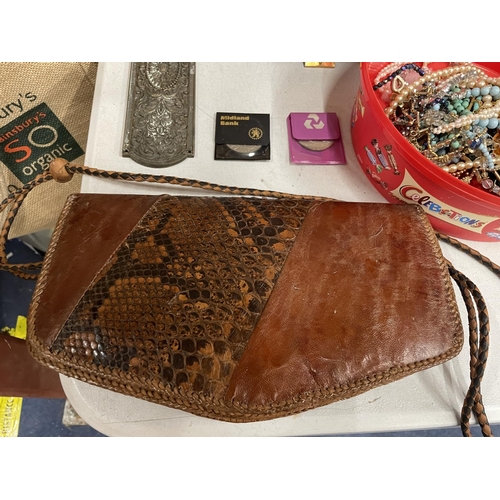 915 - A MIXED LOT TO INCLUDE COSTUME JEWELLERY, A VINTAGE LEATHER BAG, TWO SILVER JUBILEE CROWNS, A DOOR P... 