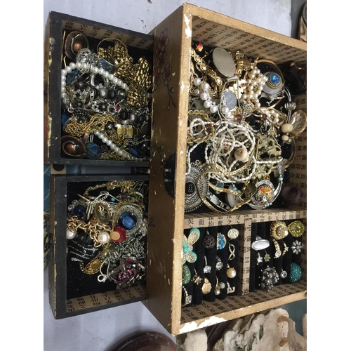 235A - A LARGE QUANTITY OF COSTUME JEWELLERY TO INCLUDE RINGS, EARRINGS, NECKLACES, PENDANTS, ETC