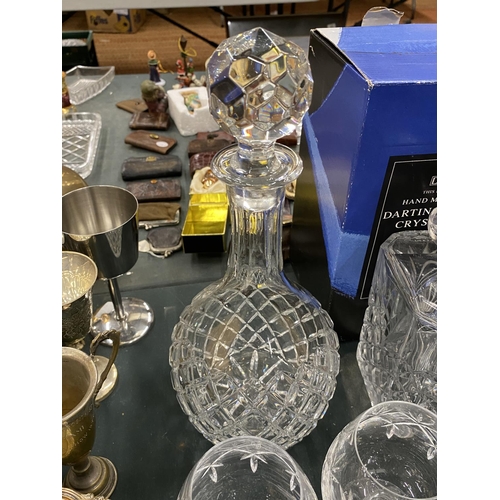 125 - A QUANTITY OF CRYSTAL GLASSES TO INCLUDE DECANTERS, BRANDY, SHERRY, TUMBLERS, ETC