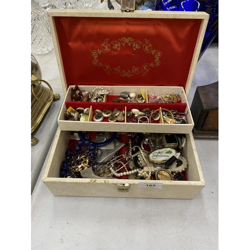 165 - A QUANTITY OF COSTUME JEWELLERY TO INCLUDE BROOCHES, EARRINGS, NECKLACES, ETC