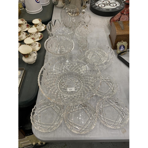 171 - A QUANTITY OF GLASSWARE TO INCLUDE BOWLS, ETC