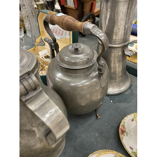 175 - A QUANTITY OF VINTAGE PEWTER TO INCLUDE AN ARTS AND CRAFTS STYLE LARGE JUG, TEAPOT, TANKARD, ETC - 5... 