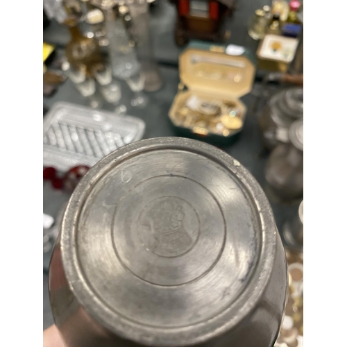 175 - A QUANTITY OF VINTAGE PEWTER TO INCLUDE AN ARTS AND CRAFTS STYLE LARGE JUG, TEAPOT, TANKARD, ETC - 5... 