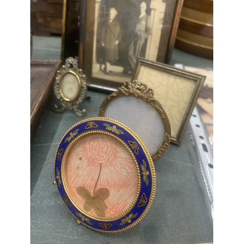 182 - A QUANTITY OF VINTAGE PHOTOGRAPHS AND FRAMES