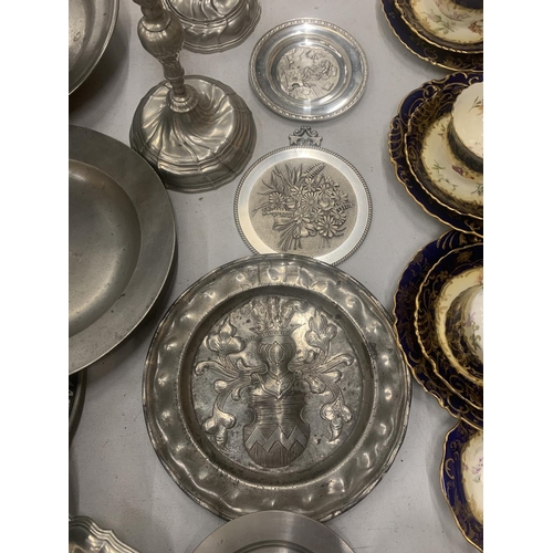 195 - A LARGE QUANTITY OF ANTIQUE AND LATER PEWTER TO INCLUDE PLATES, BOWLS, CANDLESTICKS, ETC