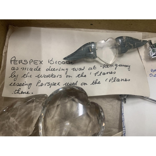 196 - A QUANTITY OF COSTUME JEWELLERY TO INCLUDE A PERSPEX 'WINGS' BROOCH MADE DURING THE WAR AT RINGWAY, ... 