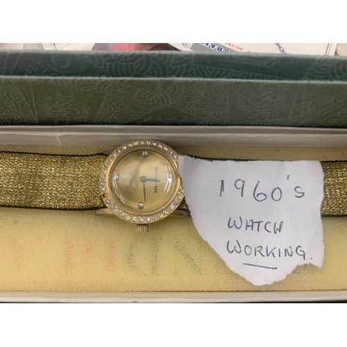 196 - A QUANTITY OF COSTUME JEWELLERY TO INCLUDE A PERSPEX 'WINGS' BROOCH MADE DURING THE WAR AT RINGWAY, ... 