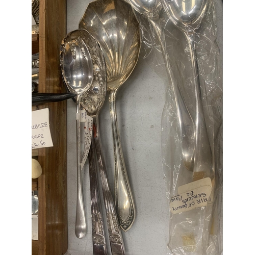 213 - A LARGE QUANTITY OF VINTAGE FLATWARE TO INCLUDE BERRY SPOONS, SUGAR TONGS, CADDY SPOONS, SUGAR SIFTE... 