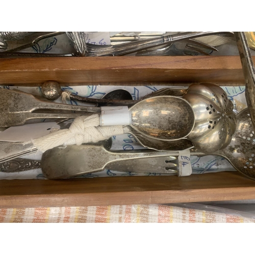 213 - A LARGE QUANTITY OF VINTAGE FLATWARE TO INCLUDE BERRY SPOONS, SUGAR TONGS, CADDY SPOONS, SUGAR SIFTE... 