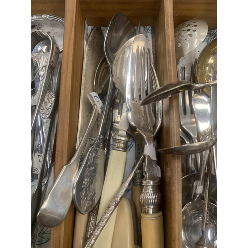 213 - A LARGE QUANTITY OF VINTAGE FLATWARE TO INCLUDE BERRY SPOONS, SUGAR TONGS, CADDY SPOONS, SUGAR SIFTE... 