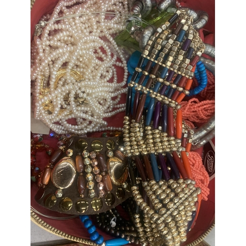 214 - A QUANTITY OF VINTAGE COSTUME JEWELLERY TO INCLUDE RINGS, NECKLACES, ETC IN A JEWELLERY CASE