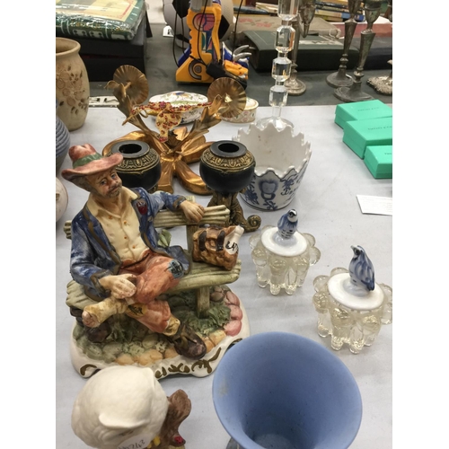 225 - A MIXED LOT TO INCLUDE A CAPODIMONTE FIGURE, GLASS CANDLESTICKS, A WEDGWOOD JASPERWARE VASE, TRINKET... 