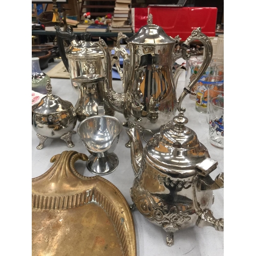 264 - A QUANTITY OF SILVER PLATED ITEMS TO INCLUDE TEA AND COFFEE POTS, JUGS, A CRUMB TRAY, ETC