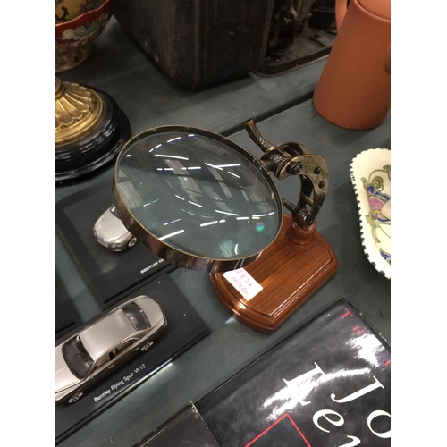 287A - A BRASS MAGNIFYING GLASS ON WOODEN BASE