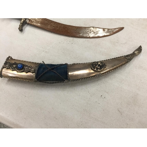 299 - A DECORATIVE CURVED BLADE DAGGER AND SHEATH