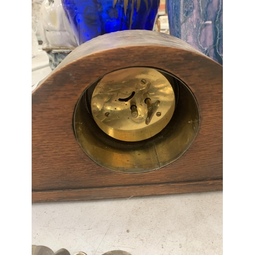 162 - A VINTAGE MAHOGANY MANTLE CLOCK WITH WIND UP MECHANISM