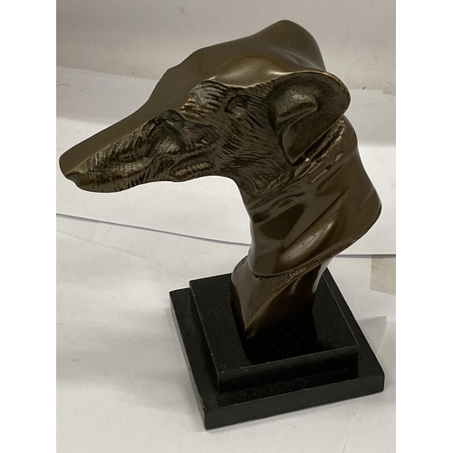 10 - A BRONZE GREYHOUND/WHIPPET DOG BUST ON MARBLE BASE, HEIGHT 22CM