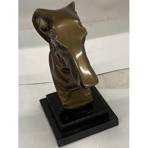 10 - A BRONZE GREYHOUND/WHIPPET DOG BUST ON MARBLE BASE, HEIGHT 22CM