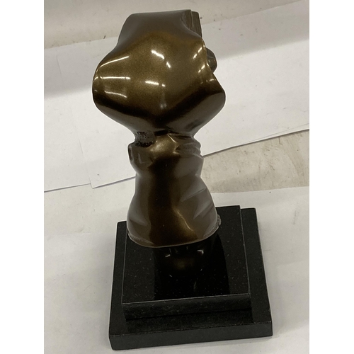 10 - A BRONZE GREYHOUND/WHIPPET DOG BUST ON MARBLE BASE, HEIGHT 22CM