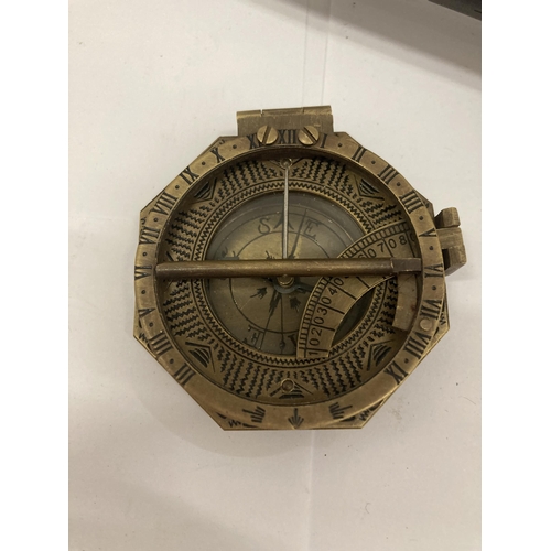 18 - A BRASS COMPASS WITH FRENCH ADDRESS INSCRIPTION TO REVERSE