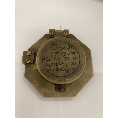 18 - A BRASS COMPASS WITH FRENCH ADDRESS INSCRIPTION TO REVERSE