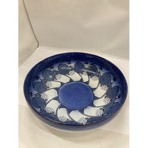 19 - AN ART NOUVEAU ROYAL DOULTON BLUE AND WHITE FRUIT BOWL WITH ARTISTS MONOGRAM TO BASE