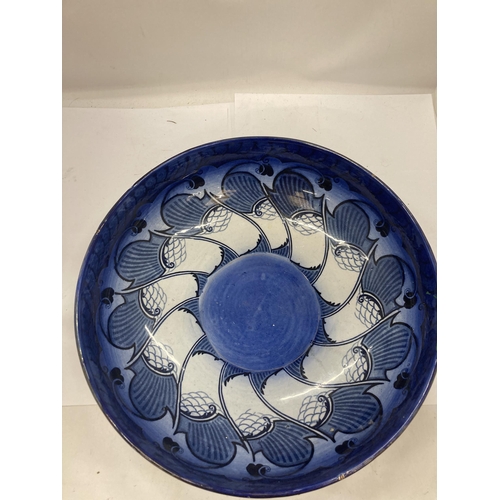 19 - AN ART NOUVEAU ROYAL DOULTON BLUE AND WHITE FRUIT BOWL WITH ARTISTS MONOGRAM TO BASE