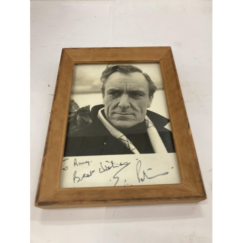 27 - A SIGNED PHOTOGRAPH OF ERIC PORTER (8TH APRIL 1928 - 15TH MAY 1995) BRITISH ACTOR OF STAGE, FILM AND... 