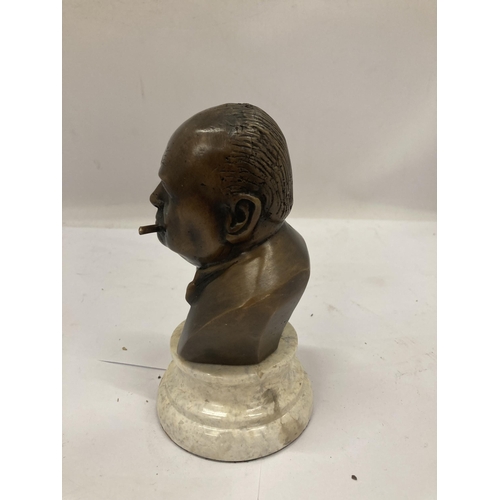 28 - A SMALL BRONZE BUST OF WINSTON CHURCHILL ON MARBLE BASE, HEIGHT EXCLUDING BASE 10.5CM APPROX