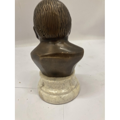 28 - A SMALL BRONZE BUST OF WINSTON CHURCHILL ON MARBLE BASE, HEIGHT EXCLUDING BASE 10.5CM APPROX