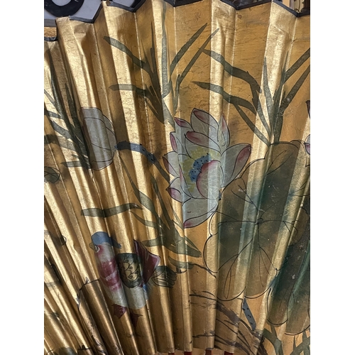 42 - A VINTAGE ORIENTAL FAN WITH HAND PAINTED FLORAL GILT DESIGN