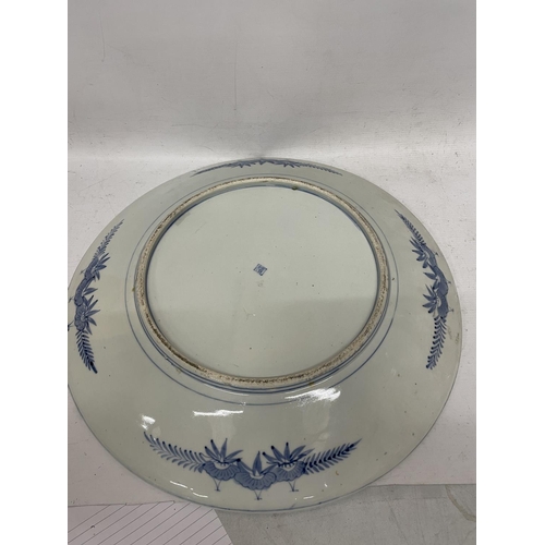 80 - A LARGE CHINESE PRUNUS BLOSSOM PATTERN CHARGER, DIAMETER 46CM