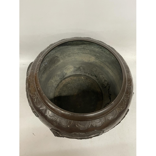 83 - A LARGE JAPANESE MEIJI PERIOD BRONZE JARDINIERE / PLANTER WITH BIRD DESIGN