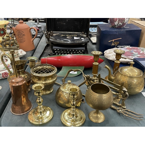 267A - A QUANTITY OF BRASSWARE TO INCLUDE CANDLESTICKS, SMALL KETTLES, ETC